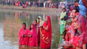 आज छठ पर्वको मुख्य दिन  अस्ताउँदो सूर्यलाई अर्घ दिइँदै