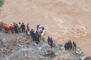 सिमलताल दुर्घटना : बिहानैदेखि थालियो त्रिशूली नदीमा खसेका दुई बसको खोजी