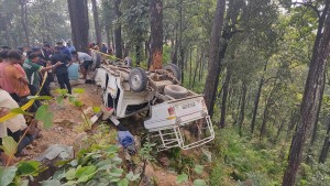 नवलपरासीमा जीप दुर्घटना हुँदा दुई जनाको मृत्यु २८ जना घाइते