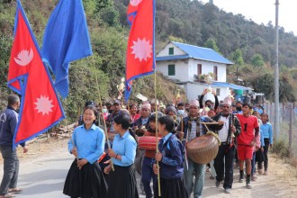 रनिङ सिल्डमा प्रथम स्थान हासिल गरेपछि उत्सव मनाउँदै महेन्द्र मावि होलेरी