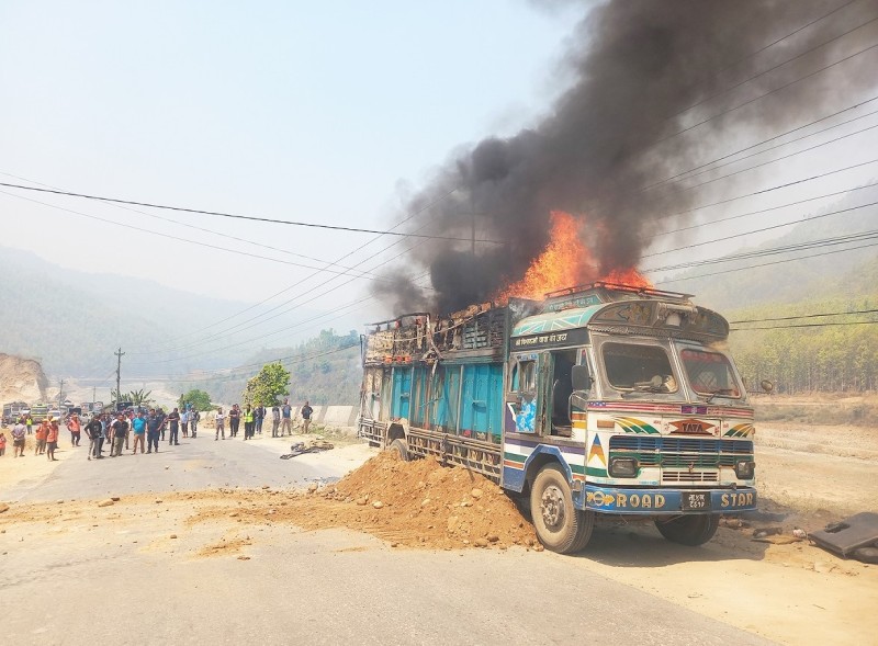 काठमाडौँतर्फ आउँदै  गरेको ट्रकमा आगलागी