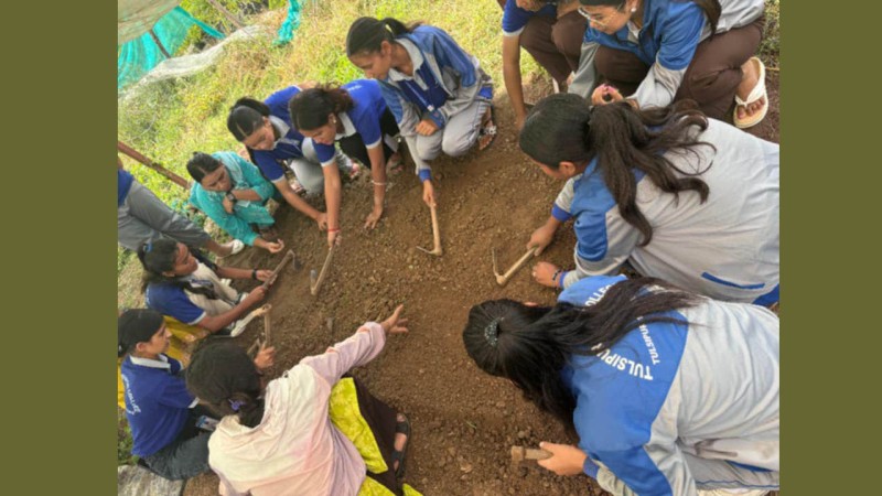 तुलसीपुर मेट्रो कलेजका  विद्यार्थीहरुले गड्यौले मल उत्पादन गर्दै