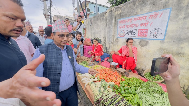 फुटपाथ खाली गर्न सडकमा निस्किए तुलसीपुरका मेयर र उपमेयर