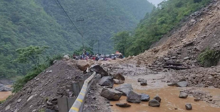 बाढी पहिरो चल्दा देशभर ३६ सडक ठप्प